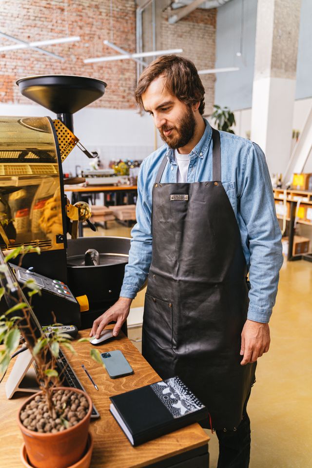 Fotografía de stock de un profesional atendiendo el mostrador de una cafetería.